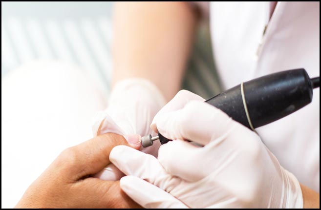 Аппаратный маникюр нужен для снятия лака и опила ногтей