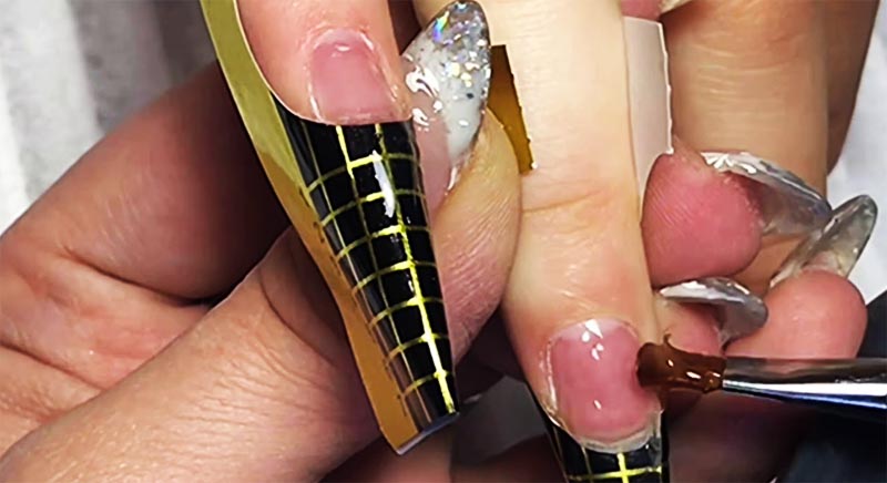 выбор инструментов и средств для наращивания ногтей